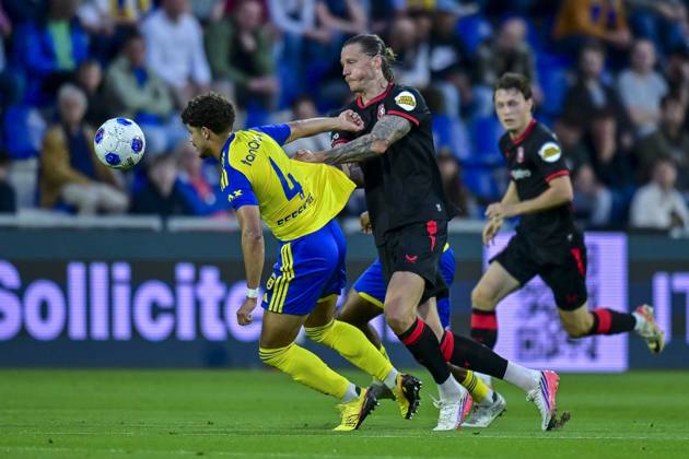 LEEUWARDEN , 30-08-2026 , Kooi Stadium , season 2026 2027 , Dutch Eredivisie football , match between SC Cambuur and FC Twente , picture shows SC Cambuur player Ismael Baouf FC Twente player Wout Weghorst Cambuur - Twente  x206259263x Copyright: