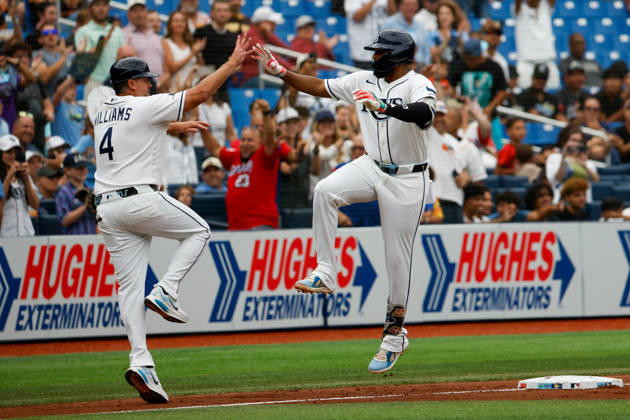 August 30, 2026, St. Petersburg, Florida, USA: Tampa Bay Rays third baseman Junior Caminero (13) receives a high-five from third base coach Brady Williams (4), after he homers off of San Diego Padres pitcher Robbie Ray (38) during the fourth inning at Tropicana Field. MLB, Baseball Herren, USA 2026: Padres at Rays  - ZUMA_sp_ 20260830_mda_s70_834 Copyright: xJeffereexWoox