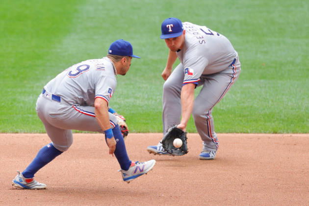 August 30, 2026, Milwaukee, Wisconsin, USA: Texas Rangers shortstop COREY SEAGER (5) fields a ground ball in a baseball game, Sunday, Aug. 30, 2026, in Milwaukee, Wisconsin. Milwaukee USA - ZUMAa325 20260830_zsa_a325_004 Copyright: xDavidxBalleringxIix
