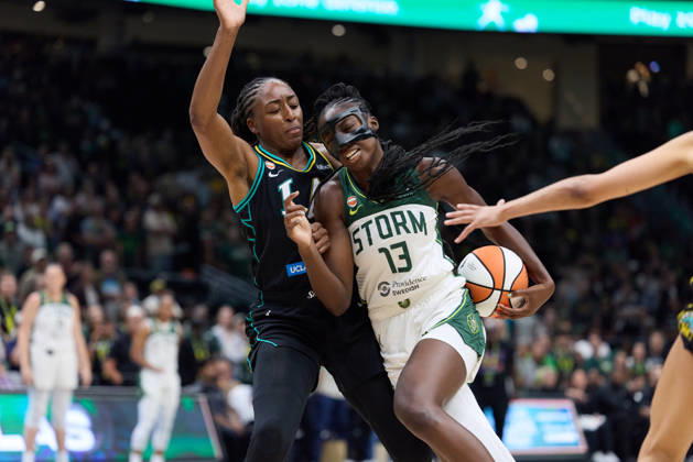 August 30, 2026, Seattle, Washington, USA: Seattle Storm forward-center EZI MAGBEGOR (13) controls the ball while defended by Los Angeles Sparks forward NNEKA OGWUMIKE (30) in the first quarter of the WNBA, Basketball Damen, USA match between the Seattle Storm and Los Angeles Sparks at Climate Pledge Arena in Seattle. WNBA 2026: Los Angeles 90:74 Seattle  - ZUMAd218 20260830_zsp_d218_005 Copyright: xRichardxDizonx
