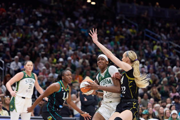 August 30, 2026, Seattle, Washington, USA: Seattle Storm center DOMINIQUE MALONGA (14) controls the ball while defended by Los Angeles Sparks forward CAMERON BRINK (22) in the first quarter of the WNBA, Basketball Damen, USA match between the Seattle Storm and Los Angeles Sparks at Climate Pledge Arena in Seattle. Seattle USA - ZUMAd218 20260830_zsp_d218_014 Copyright: xRichardxDizonx