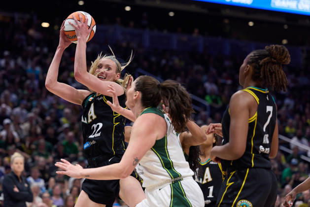 August 30, 2026, Seattle, Washington, USA: Los Angeles Sparks forward CAMERON BRINK (22) controls the ball in the fourth quarter of the WNBA, Basketball Damen, USA match between the Seattle Storm and Los Angeles Sparks at Climate Pledge Arena in Seattle. WNBA 2026: Los Angeles 90:74 Seattle  - ZUMAd218 20260830_zsp_d218_053 Copyright: xRichardxDizonx