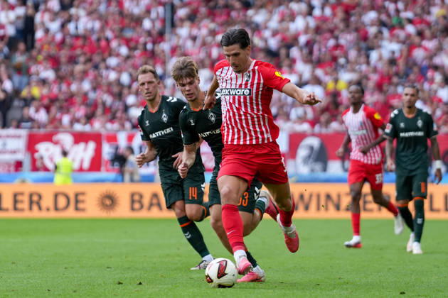 Mick Schmetgen of SV Werder Bremen, 33, in a tackle with Igor Matanovic of SC Freiburg, 31, Germany, soccer, Bundesliga 1, Matchday 1, 2026–2027, SC Freiburg vs. SV Werder Bremen, August 30, 2026, Europa-Park Stadium, Freiburg, Baden-Württemberg, Germany Copyright: xArnexAmbergx