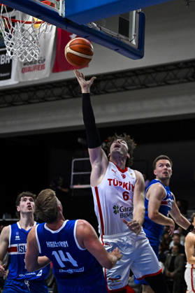 Iceland v Turkiye - FIBA Basketball World Cup 2027 European Qualifiers REYKJAVIK, ICELAND - AUGUST 31: Cedi Osman (6) of Turkiye in action against Kristinn Palsson (14) of Iceland during the FIBA Basketball World Cup 2027 European Qualifiers Second Round Group J match between Iceland and Turkiye at Laugardalsholl in Reykjavik, Iceland, on August 31, 2026. Muhammed Enes Yildirim Anadolu Reykjavik Iceland. Editorial use only. Please get in touch for any other usage.  Copyright: x2026xAnadoluxMuhammedxEnesxYildirimx