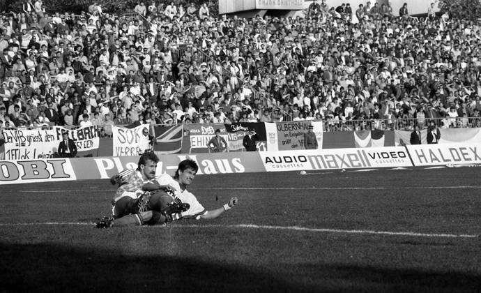 05 10 88 FC Tatabanya VfB Stuttgart Hungary, Tatabanya, 05 10 1988, Soccer, UEFA Cup, Season 1988 1989, FC Tatabanya VfB Stuttgart 2 1 Fritz Walter VfB Stuttgart