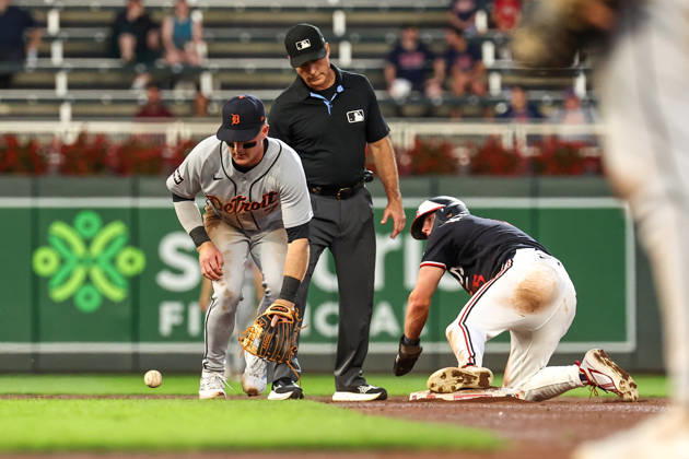 August 31st, 2026: Minnesota Twins right fielder Luke Keaschall (15) successfully steals second base after a fielding error by Detroit Tigers shortstop Kevin McGonigle (7) in the fifth inningduring a MLB, Baseball Herren, USA Baseball game between the Detroit Tigers and the Minnesota Twins at Target Field in Minneapolis, Minnesota. CSM Minneapolis USA - ZUMAc04_ 20260831_zma_c04_040 Copyright: xStevenxGarciax