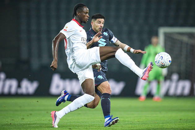 MonzaÕs Eddy Kouadio fights for the ball with Torino s Giovanni Simeone during Frecciarossa Italian Cup 2026 2027 soccer match between Torino and Monza at the at the Stadio Olimpico Grande Torino in Turin, north west Italy - Tuesday, September 01, 2026. - Soccer .  Copyright: xMarcoxAlpozzi LaPressex