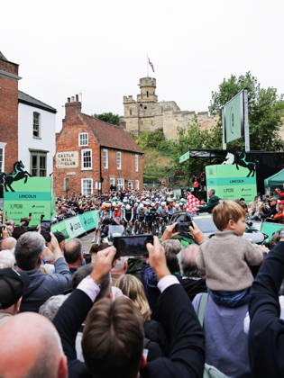 2026 Lloyds Tour of Britain Men Picture by Alex Whitehead SWpix.com - 02 09 2026 - Cycling - UCI ProSeries - 2026 Lloyds Tour of Britain Men - Stage 1: Lincoln to Lincoln (182.5km) - The Peloton roll out of Lincoln Copyright: x xSWpix.comx(t axPhotographyxHubxLtd)xAlexxWhitehead SWpix.comx SWP-3030-21755
