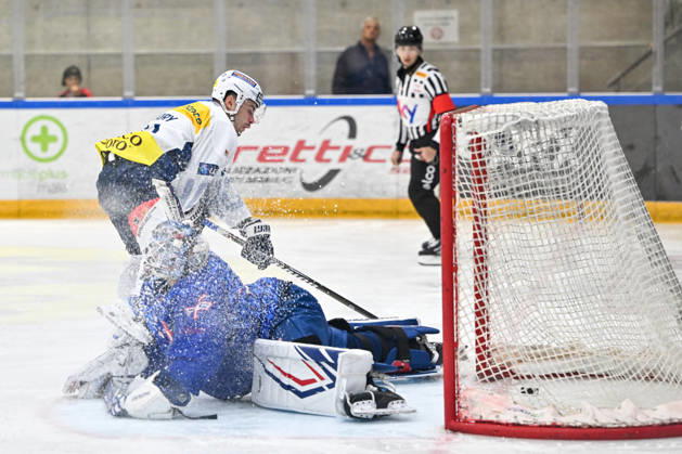 September 2, 2026, Bellinzona, Centro Sportivo Bellinzona, Friendly: HC Ambri Piotta vs. EHC Kloten, Manix Landry of Ambri scores a goal against Kloten goalkeeper Davide Fadani (No. 35) in Bellinzona at the Centro Sportivo Bellinzona, Ticino, Switzerland Copyright: xJustPictures.ch AndreaxBrancax jp-en-AnBr-AB_02092026_1632