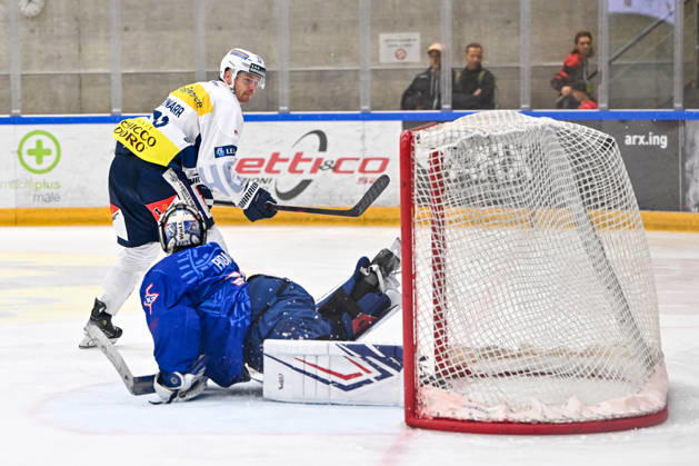 September 2, 2026, Bellinzona, Centro Sportivo Bellinzona, Friendly: HC Ambri Piotta vs. EHC Kloten, Nate Schnarr of Ambri scores a goal against Kloten goalkeeper Davide Fadani (No. 35), Bellinzona, Centro Sportivo Bellinzona, Ticino, Switzerland Copyright: xJustPictures.ch AndreaxBrancax jp-en-AnBr-AB_02092026_1753