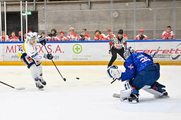 September 2, 2026, Bellinzona, Centro Sportivo Bellinzona, Friendly: HC Ambri Piotta vs. EHC Kloten, Tim Muggli (Ambri) vs. No. 35 goaltender Davide Fadani (Kloten), Bellinzona, Centro Sportivo Bellinzona, Ticino, Switzerland Copyright: xJustPictures.ch AndreaxBrancax jp-en-AnBr-AB_02092026_2129