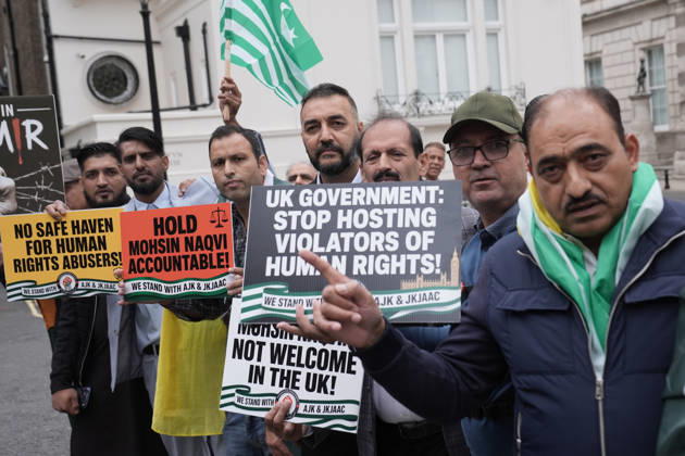 Audience at Clarence House People take part in a protest outside Clarence House in London as King Charles III meets members of the Pakistan National Cricket Team during an audience with the team. Picture date: Wednesday September 2, 2026., Credit:Stefan Rousseau PA ROTA - B68 Avalon UK, London  Copyright: xStefanxRousseaux xPAxROTAx-xB68x xAvalonx 1130178528