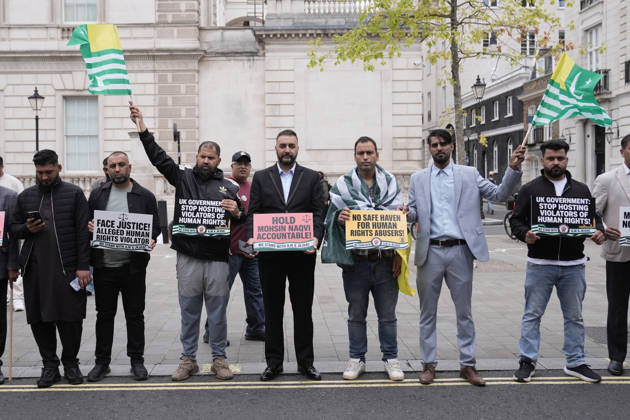 Audience at Clarence House People take part in a protest outside Clarence House in London as King Charles III meets members of the Pakistan National Cricket Team during an audience with the team. Picture date: Wednesday September 2, 2026., Credit:Stefan Rousseau PA ROTA - B68 Avalon UK, London  Copyright: xStefanxRousseaux xPAxROTAx-xB68x xAvalonx 1130178536