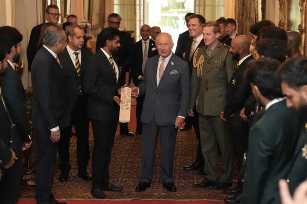 Audience at Clarence House King Charles III is presented with a signed cricket bat as he meets members of the Pakistan National Cricket Team during an audience with the team at Clarence House in London. Picture date: Wednesday September 2, 2026., Credit:Stefan Rousseau PA ROTA - B68 Avalon UK, London  Copyright: xStefanxRousseaux xPAxROTAx-xB68x xAvalonx 1130178549