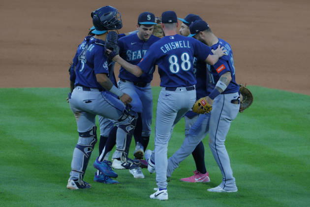 Seattle Mariners infielders dance following the Seattle Mariners win over the Boston Red Sox at Fenway Park in Boston, Massachusetts on Wednesday, September 2, 2026.  BOP20260902024 CJxGUNTHER