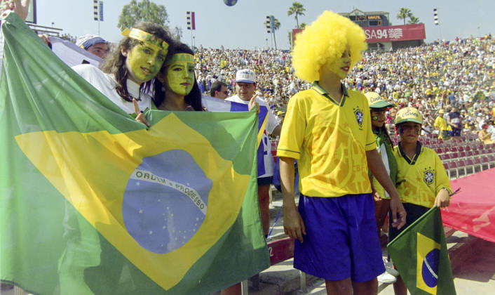 940713 Soccer, 1994 FIFA World Cup USA, Semifinal, Sweden vs. Brazil 0–1 Brazilian fans with a flag in the stands at the Rose Bowl Photo BILDBYRAN M012 06 940713svebra scanx Sweden Brazil semifinal semi-final m012 06 Sweden vs. Brazil Sweden vs. Brazil dia bbeng soccer football soccer World Cup WC94 WC1994 WC 1994 soccer world cup FIFA World Cup 960713 world championships World Cup Rose Bowl Stadium Pasadena Los Angeles July 13, 1994  Copyright: BILDBYRAN BB940713BB088