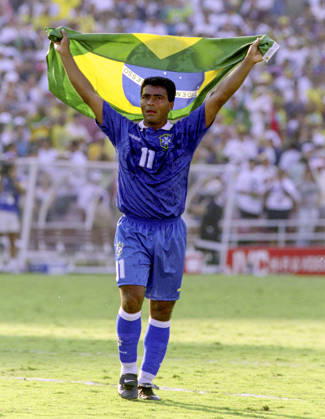 940713 Soccer, 1994 FIFA World Cup in the U.S., Semifinal, Sweden vs. Brazil 0–1: Brazil’s Romário celebrates with a flag after the game. Photo: BILDBYRAN M012 06 940713svebra scanx Sweden Brazil semifinal semi-final m012 06 Sweden vs. Brazil Sweden vs. Brazil dia bbeng soccer football soccer World Cup WC94 WC1994 World Cup 1994 FIFA World Cup 960713 World Championships Rose Bowl Stadium Pasadena Los Angeles July 13, 1994  Copyright: BILDBYRAN BB940713BB117