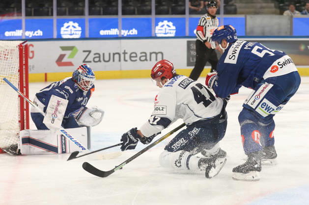 September 3, 2026, Zurich, SWITZERLAND, Swiss Life Arena, 2026–2027 Ice Hockey Season, Exhibition Game: ZSC Lions vs. Schwenninger Wild Wings, Alexander Karachun (Wild) vs. Christian Marti (ZSC Lions) in front of goaltender Robin Zumbuehl (ZSC Lions)