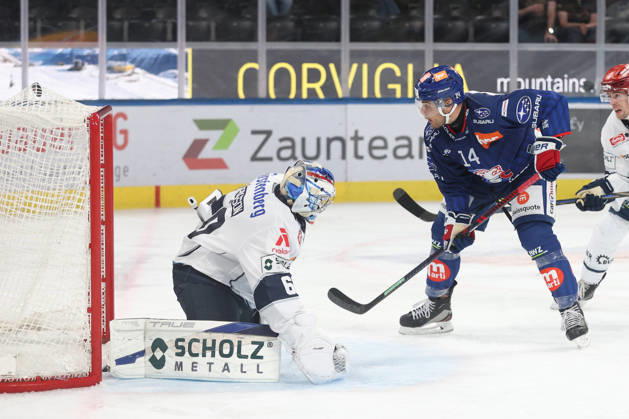 September 3, 2026, Zurich, SWITZERLAND, Swiss Life Arena, 2026–2027 Ice Hockey Season, Exhibition Game: ZSC Lions vs. Schwenninger Wild Wings, Chris Baltisberger of the ZSC Lions scores against goalie Joacim Eriksson of the Wild