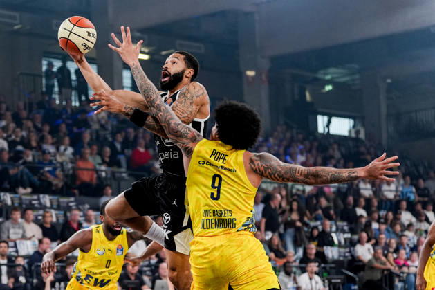 Germany easyCredit BBL, Season Opener: Veolia Towers Hamburg vs. EWE Baskets Oldenburg, Inselpark Arena, Hamburg; David Muenkat (Veolia Towers Hamburg), 55; Tylan Pope (EWE Baskets Oldenburg), 9 Copyright: xStefanxTrochax