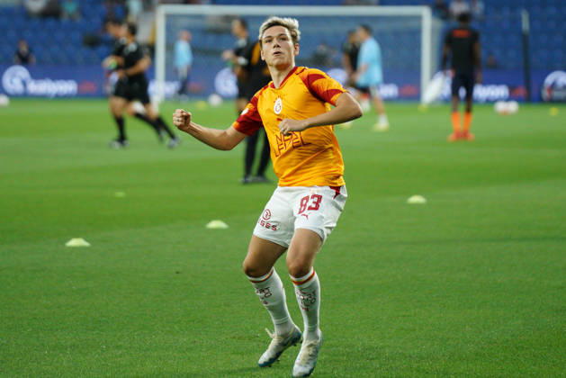 September 4, 2026, Basaksehir, Istanbul, Turkey: Aleksey Batrakov (C) of Galatasaray greets the fans before the Turkish Super League 2026 27 match between Basaksehir and Galatasaray at the Basaksehir Fatih Terim Stadium in Istanbul, Turkey, on September 4, 2026. Basaksehir Turkey - ZUMAu194 20260904_zip_u194_001 Copyright: xTolgaxUluturkx