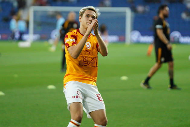 September 4, 2026, Basaksehir, Istanbul, Turkey: Aleksey Batrakov (C) of Galatasaray greets the fans before the Turkish Super League 2026 27 match between Basaksehir and Galatasaray at the Basaksehir Fatih Terim Stadium in Istanbul, Turkey, on September 4, 2026. Basaksehir Turkey - ZUMAu194 20260904_zip_u194_002 Copyright: xTolgaxUluturkx