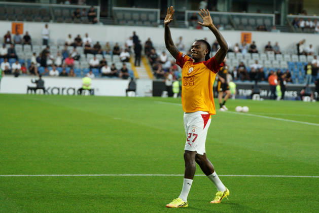 September 4, 2026, Basaksehir, Istanbul, Turkey: Rafael Leao (C) of Galatasaray greets the fans before the Turkish Super League 2026 27 match between Basaksehir and Galatasaray at the Basaksehir Fatih Terim Stadium in Istanbul, Turkey, on September 4, 2026. Basaksehir Turkey - ZUMAu194 20260904_zip_u194_005 Copyright: xTolgaxUluturkx