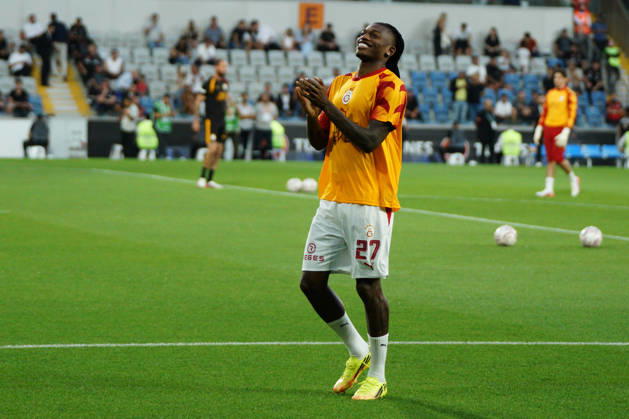 September 4, 2026, Basaksehir, Istanbul, Turkey: Rafael Leao (C) of Galatasaray greets the fans before the Turkish Super League 2026 27 match between Basaksehir and Galatasaray at the Basaksehir Fatih Terim Stadium in Istanbul, Turkey, on September 4, 2026. Basaksehir Turkey - ZUMAu194 20260904_zip_u194_006 Copyright: xTolgaxUluturkx