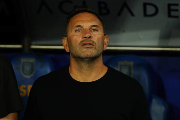 September 4, 2026, Basaksehir, Istanbul, Turkey: Okan Buruk, manager of Galatasaray, looks on before the Turkish Super League 2026 27 match between Basaksehir and Galatasaray at the Baseksehir Fatih Terim Stadium in Istanbul, Turkey, on September 4, 2026. Basaksehir Turkey - ZUMAu194 20260904_zip_u194_011 Copyright: xTolgaxUluturkx