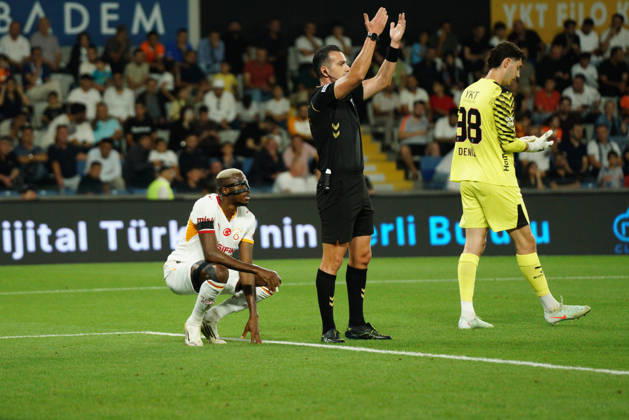 September 4, 2026, Basaksehir, Istanbul, Turkey: Victor Osimhen (C-L) of Galatasaray was injured and left the pitch during the Turkish Super League 2026 27 match between Basaksehir and Galatasaray at the Basaksehir Fatih Terim Stadium in Istanbul, Turkey, on September 4, 2026. Basaksehir Turkey - ZUMAu194 20260904_zip_u194_018 Copyright: xTolgaxUluturkx