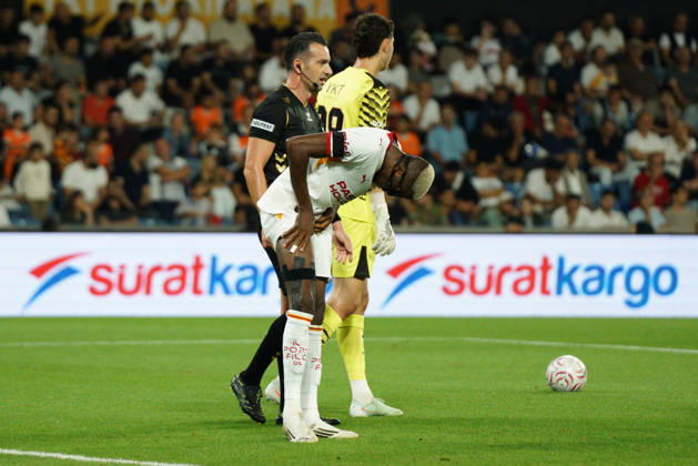 September 4, 2026, Basaksehir, Istanbul, Turkey: Victor Osimhen (C) of Galatasaray was injured and left the pitch during the Turkish Super League 2026 27 match between Basaksehir and Galatasaray at the Basaksehir Fatih Terim Stadium in Istanbul, Turkey, on September 4, 2026. Basaksehir Turkey - ZUMAu194 20260904_zip_u194_020 Copyright: xTolgaxUluturkx
