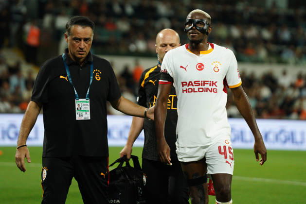 September 4, 2026, Basaksehir, Istanbul, Turkey: Victor Osimhen (C-R) of Galatasaray was injured and left the pitch during the Turkish Super League 2026 27 match between Basaksehir and Galatasaray at the Basaksehir Fatih Terim Stadium in Istanbul, Turkey, on September 4, 2026. Basaksehir Turkey - ZUMAu194 20260904_zip_u194_024 Copyright: xTolgaxUluturkx