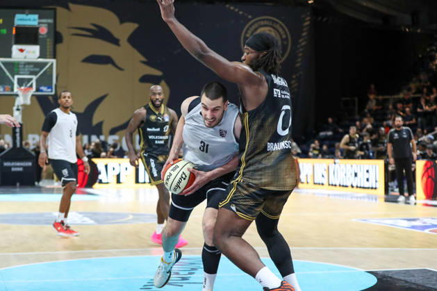 September 4, 2026, xgox, Basketball Exhibition Game: Basketball, Löwen Braunschweig vs. Bamberg Baskets, emspor, from left: Daniel Keppeler (Bamberg), 31, Zaba Bangala (Braunschweig), 0; Tussle, Duel, Battle, Tackle, Braunschweig