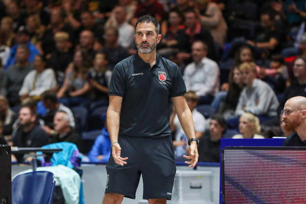 September 4, 2026, xgox, Basketball exhibition game: Basketball, Löwen Braunschweig vs. Bamberg Baskets, emspor, from left: Jesus Ramirez (Bamberg); coach gives instructions, gesturing with his arms, gesticulate, gives instructions, Braunschweig