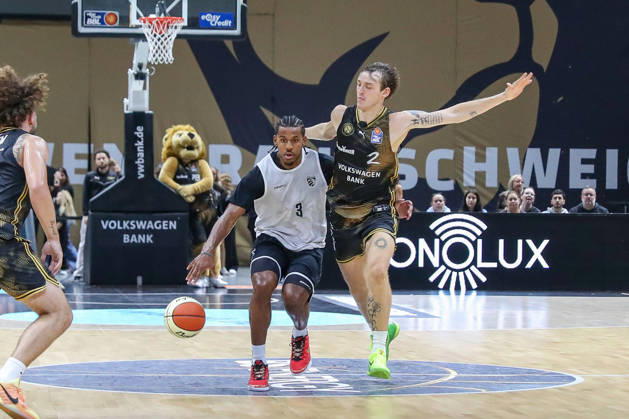 September 4, 2026, xgox, Basketball Exhibition Game: Basketball, Loewen Braunschweig vs. Bamberg Baskets, emspor, from left: Jordan Jones (Bamberg), 4, Benjamin Schröder (Braunschweig), 2; duel, battle, tackle, Braunschweig