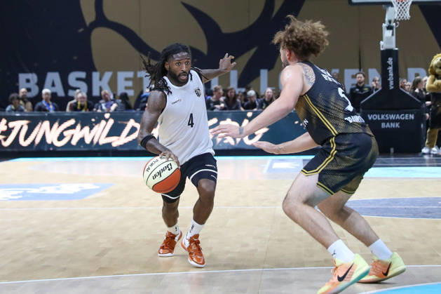 September 4, 2026, xgox, Basketball Exhibition Game: Basketball, Löwen Braunschweig vs. Bamberg Baskets, emspor, from left: Jordan Jones (Bamberg), No. 4 with the ball, plays the ball (Braunschweig)