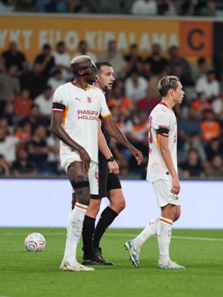 Istanbul Basaksehir v Galatasaray - Turkish Super Lig ISTANBUL, TURKIYE - SEPTEMBER 4: Victor Osimhen (45) of Galatasaray after having a small injury during the Turkish Super Lig 4th week football match between Istanbul Basaksehir and Galatasaray at Basaksehir Fatih Terim Stadium in Istanbul, Turkiye on September 4, 2026. Adem Kutucu Anadolu Istanbul Turkey. Editorial use only. Please get in touch for any other usage.  Copyright: x2026xAnadoluxAdemxKutucux