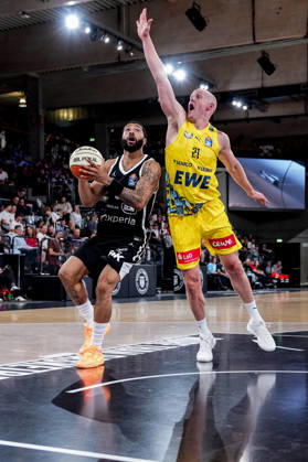 Germany easyCredit BBL, Season Opener: Veolia Towers Hamburg vs. EWE Baskets Oldenburg at Inselpark Arena, Hamburg; David Muenkat (Veolia Towers Hamburg), 55; Seth Hinrichs (EWE Baskets Oldenburg), 21 Copyright: xStefanxTrochax