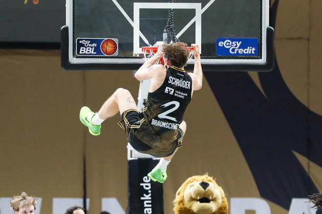 September 4, 2026, xgox, Basketball Exhibition Game: Basketball, Loewen Braunschweig vs. Bamberg Baskets, emspor, from left: Benjamin Schröder (Braunschweig), 2 hanging from the basket (Braunschweig)