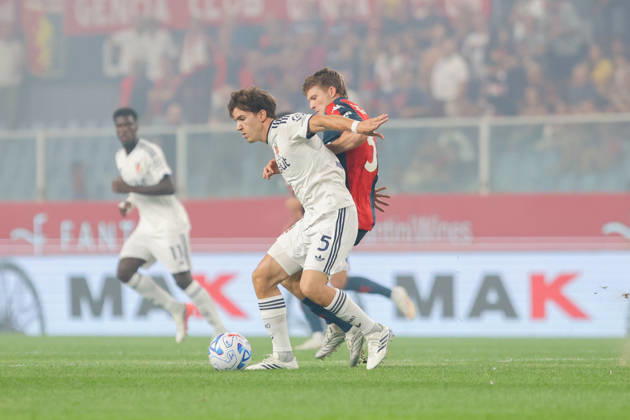 GenoaÕs Morten Frendrup fights for the ball with ComoÕs Maximo Perrone during the Serie A soccer match between Genoa and Como at the Luigi Ferraris Stadium in Genoa, Italy - Friday, September 04, 2026. - Soccer .  Copyright: xTanoxPecoraro LaPressex