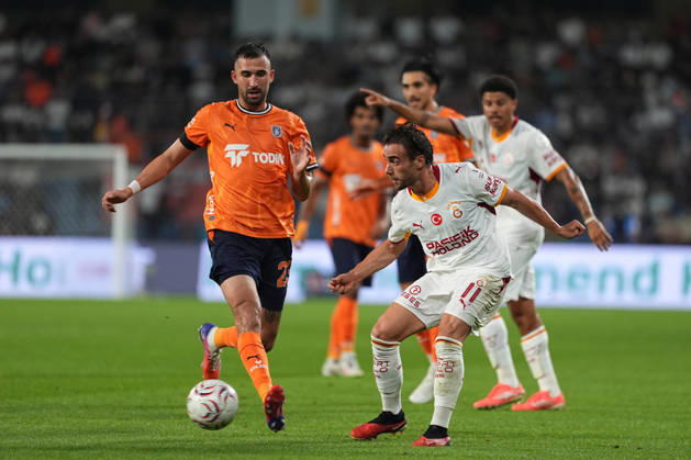 Istanbul Basaksehir v Galatasaray - Turkish Super Lig ISTANBUL, TURKIYE - SEPTEMBER 4: Emin Bayram (23) of Istanbul Basaksehir in action against Yunus Akgun (11) of Galatasaray during the Turkish Super Lig 4th week football match between Istanbul Basaksehir and Galatasaray at Basaksehir Fatih Terim Stadium in Istanbul, Turkiye on September 4, 2026. Adem Kutucu Anadolu Istanbul Turkey. Editorial use only. Please get in touch for any other usage.  Copyright: x2026xAnadoluxAdemxKutucux