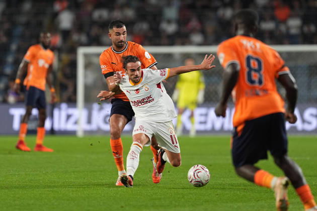 Istanbul Basaksehir v Galatasaray - Turkish Super Lig ISTANBUL, TURKIYE - SEPTEMBER 4: Emin Bayram (rear) of Istanbul Basaksehir in action against Yunus Akgun (11) of Galatasaray during the Turkish Super Lig 4th week football match between Istanbul Basaksehir and Galatasaray at Basaksehir Fatih Terim Stadium in Istanbul, Turkiye on September 4, 2026. Adem Kutucu Anadolu Istanbul Turkey. Editorial use only. Please get in touch for any other usage.  Copyright: x2026xAnadoluxAdemxKutucux