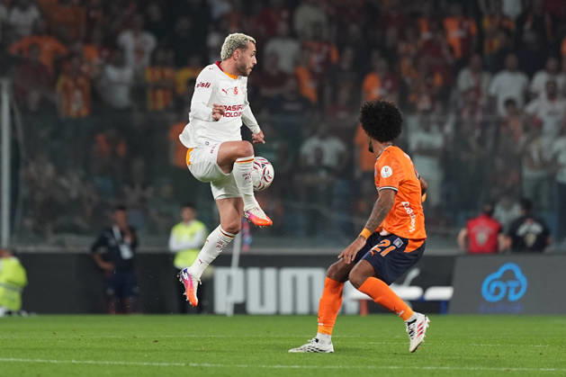 Istanbul Basaksehir v Galatasaray - Turkish Super Lig ISTANBUL, TURKIYE - SEPTEMBER 4: Christopher Operi (21) of Istanbul Basaksehir in action against Baris Alper Yilmaz (L) of Galatasaray during the Turkish Super Lig 4th week football match between Istanbul Basaksehir and Galatasaray at Basaksehir Fatih Terim Stadium in Istanbul, Turkiye on September 4, 2026. Adem Kutucu Anadolu Istanbul Turkey. Editorial use only. Please get in touch for any other usage.  Copyright: x2026xAnadoluxAdemxKutucux