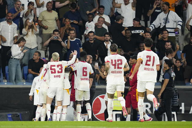 Istanbul Basaksehir FK v Galatasaray SK - Trendyol Super Lig ISTANBUL, TURKIYE - SEPTEMBER 04: Gabriel Sara of Galatasaray celebrates after scoring his team s third goal with his teammates during the Trendyol Super Lig match between Istanbul Basaksehir FK and Galatasaray SK at Basaksehir Fatih Terim Stadium on September 4, 2026 in Istanbul, Turkiye. Istanbul Basaksehir Fatih Terim Stadium Istanbul Turkiye Copyright: x x2026xYagizxGurtugx xPSxImagesxYagizxGurtugx