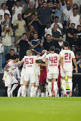 Istanbul Basaksehir FK v Galatasaray SK - Trendyol Super Lig ISTANBUL, TURKIYE - SEPTEMBER 04: Gabriel Sara of Galatasaray celebrates after scoring his team s third goal with his teammates during the Trendyol Super Lig match between Istanbul Basaksehir FK and Galatasaray SK at Basaksehir Fatih Terim Stadium on September 4, 2026 in Istanbul, Turkiye. Istanbul Basaksehir Fatih Terim Stadium Istanbul Turkiye Copyright: x x2026xYagizxGurtugx xPSxImagesxYagizxGurtugx