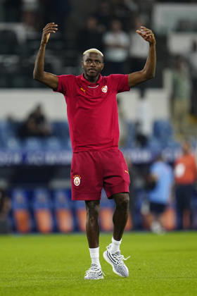 Istanbul Basaksehir FK v Galatasaray SK - Trendyol Super Lig ISTANBUL, TURKIYE - SEPTEMBER 04: Victor Osimhen of Galatasaray celebrates victory with fans after the Trendyol Super Lig match between Istanbul Basaksehir FK and Galatasaray SK at Basaksehir Fatih Terim Stadium on September 4, 2026 in Istanbul, Turkiye. Istanbul Basaksehir Fatih Terim Stadium Istanbul Turkiye Copyright: x x2026xYagizxGurtugx xPSxImagesxYagizxGurtugx