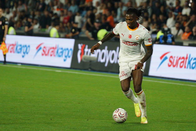 September 4, 2026, Basaksehir, Istanbul, Turkey: Rafael Leao (C) of Galatasaray controls the ball during the Turkish Super League 2026 27 match between Basaksehir and Galatasaray at the Basaksehir Fatih Terim Stadium in Istanbul, Turkey, on September 4, 2026. Basaksehir Turkey - ZUMAu194 20260904_zip_u194_044 Copyright: xTolgaxUluturkx