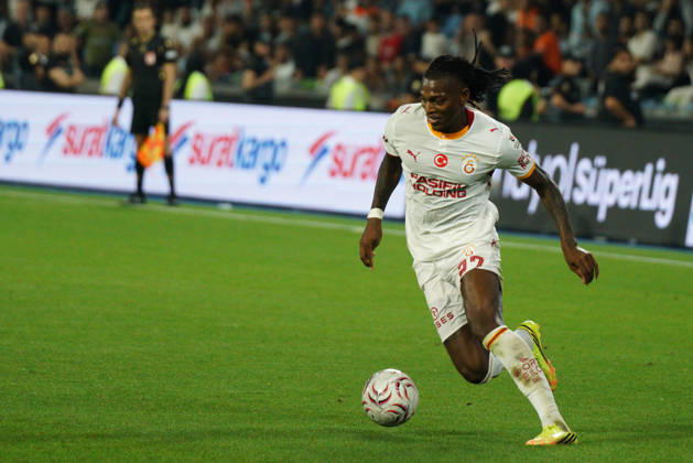 September 4, 2026, Basaksehir, Istanbul, Turkey: Rafael Leao (C) of Galatasaray controls the ball during the Turkish Super League 2026 27 match between Basaksehir and Galatasaray at the Basaksehir Fatih Terim Stadium in Istanbul, Turkey, on September 4, 2026. Basaksehir Turkey - ZUMAu194 20260904_zip_u194_045 Copyright: xTolgaxUluturkx