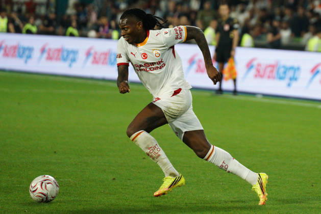 September 4, 2026, Basaksehir, Istanbul, Turkey: Rafael Leao (C) of Galatasaray controls the ball during the Turkish Super League 2026 27 match between Basaksehir and Galatasaray at the Basaksehir Fatih Terim Stadium in Istanbul, Turkey, on September 4, 2026. Basaksehir Turkey - ZUMAu194 20260904_zip_u194_046 Copyright: xTolgaxUluturkx