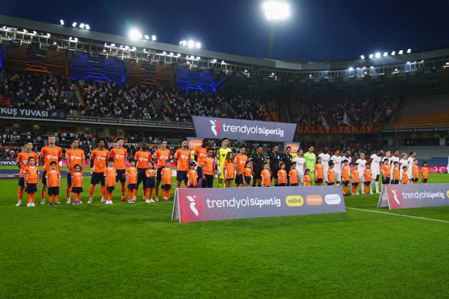 Istanbul Basaksehir v Galatasaray - Turkish Super Lig ISTANBUL, TURKIYE - SEPTEMBER 4: Players are in line ahead of the Turkish Super Lig 4th week football match between Istanbul Basaksehir and Galatasaray at Basaksehir Fatih Terim Stadium in Istanbul, Turkiye on September 4, 2026. Adem Kutucu Anadolu Istanbul Turkey. Editorial use only. Please get in touch for any other usage.  Copyright: x2026xAnadoluxAdemxKutucux